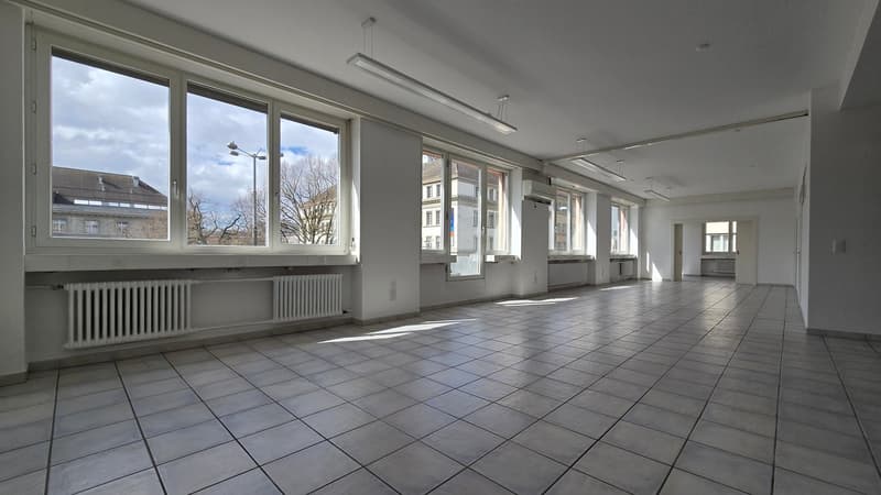 Grossraumbüro mit Einbauschränken