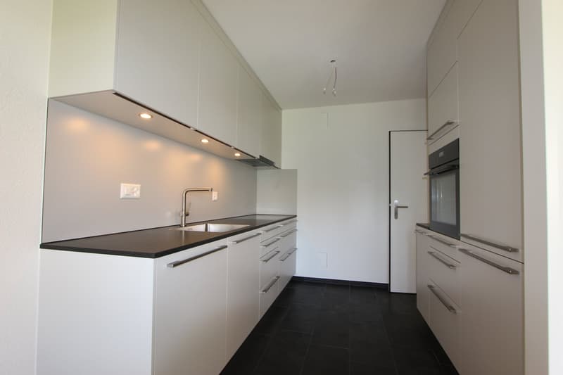 Frisch sanierte 4.5-Zimmer-Wohnung mit Balkon und Aussicht in Lyss (2)