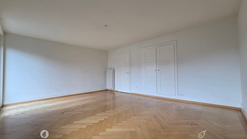 Wohnzimmer mit Balkon und Einbauschränke