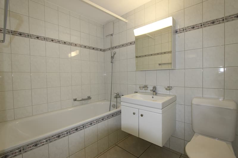 Badezimmer mit Badewanne und WC