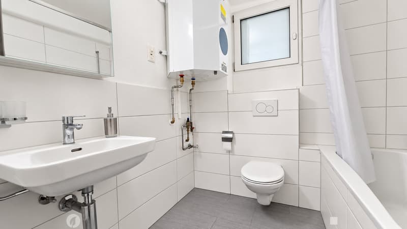 Badezimmer mit Fenster