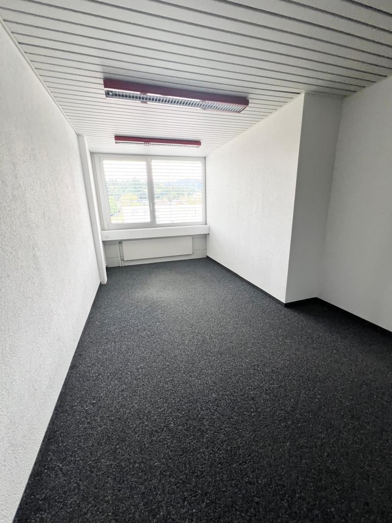Moderne Büroräume mit Weitsicht und Leuchtreklame an der A1 – Ihre Firma täglich sichtbar! (19)