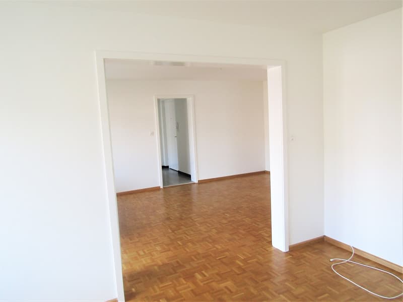 Esszimmer mit Blick in das Wohnzimmer
