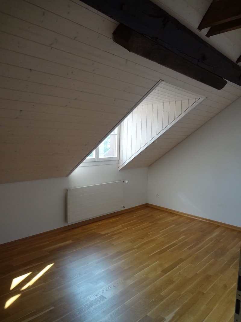 empty room, wooden floor, white ceiling, white wall, window