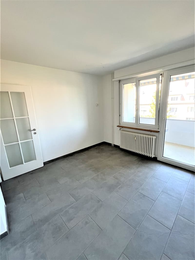 Küche mit Essplatz und Balkonausgang