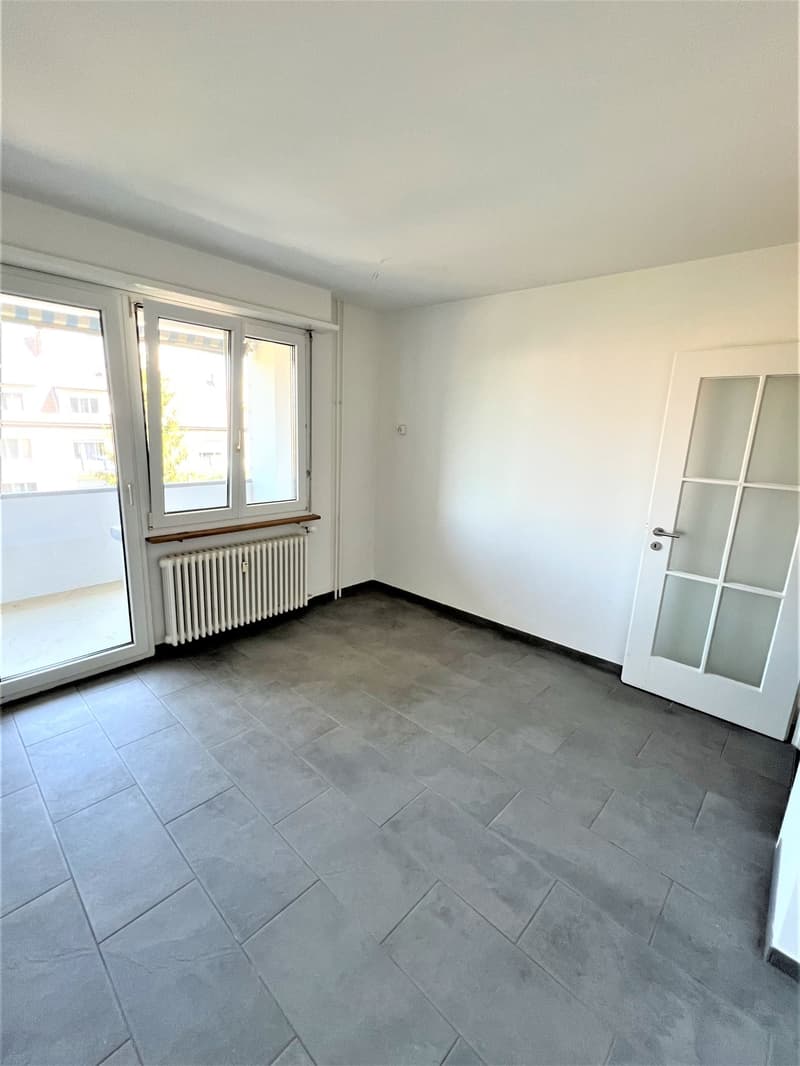 Küche mit Zugang zum Balkon