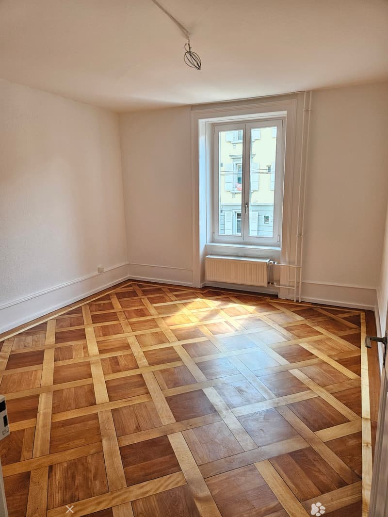 Charmante 3-Zimmer-Altbauwohnung mit Balkon in Biel/Bienne (2)