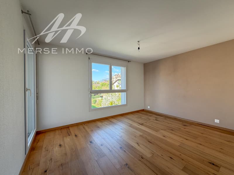 Helles Dachgeschoss mit großer Terrasse und freier Sicht (10)