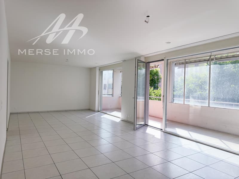 Spacious 5.5-room apartment with plenty of light, just two steps from the center of Biel, with balcony (1)