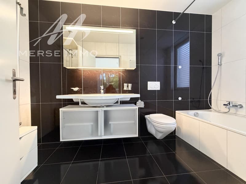Spacious 5.5-room apartment with plenty of light, just two steps from the center of Biel, with balcony (7)
