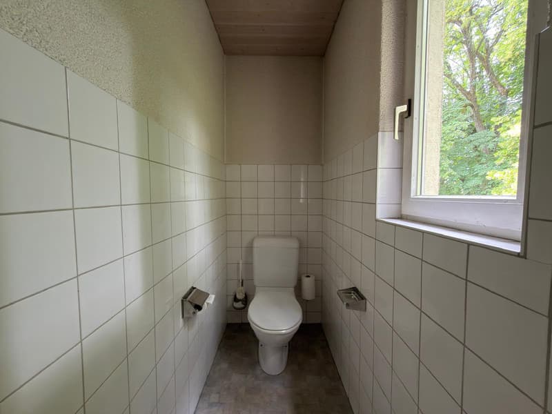 Zu vermieten: Gewerbefläche im 1. Stock mit Archivflächen im Untergeschoss und 2 Außenparkplätzen (13)