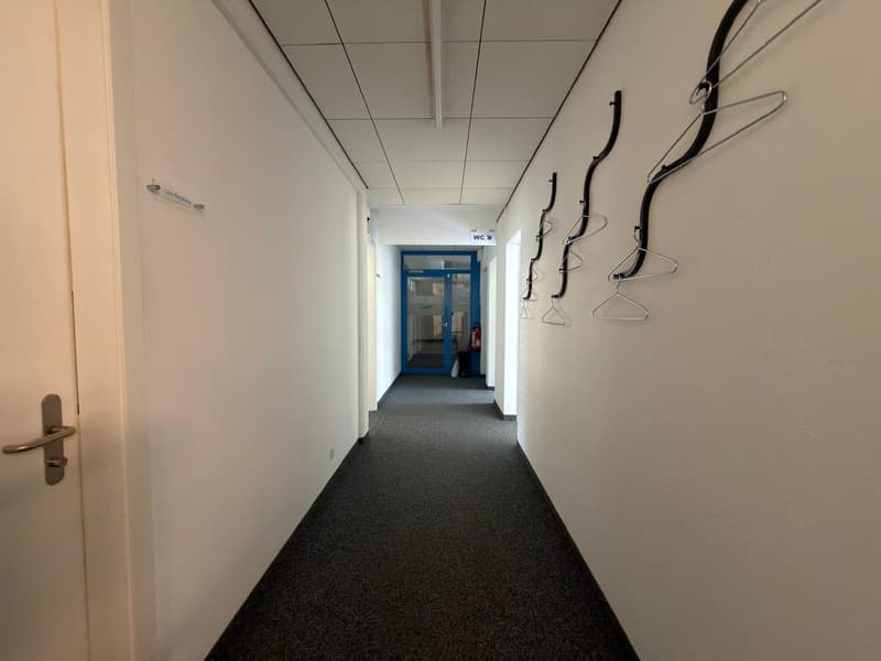 Zu vermieten: Gewerbefläche im 1. Stock mit Archivflächen im Untergeschoss und 2 Außenparkplätzen (8)
