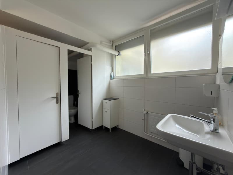 Zu vermieten: Gewerbefläche im 1. Stock mit Archivflächen im Untergeschoss und 2 Außenparkplätzen (11)