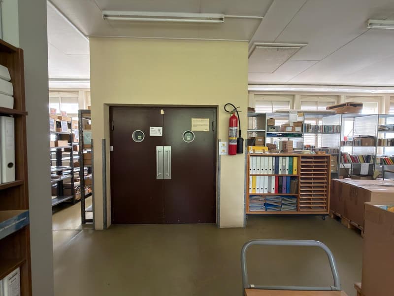 Zu vermieten: Gewerbefläche im 1. Stock mit Archivflächen im Untergeschoss und 2 Außenparkplätzen (10)