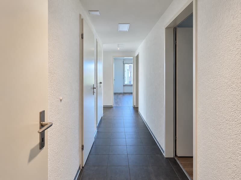 Moderne 4.5-Zimmer-Wohnung mit Balkon für Ihre Familie (8)