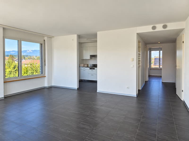 Moderne 4.5-Zimmer-Wohnung mit Balkon für Ihre Familie (4)