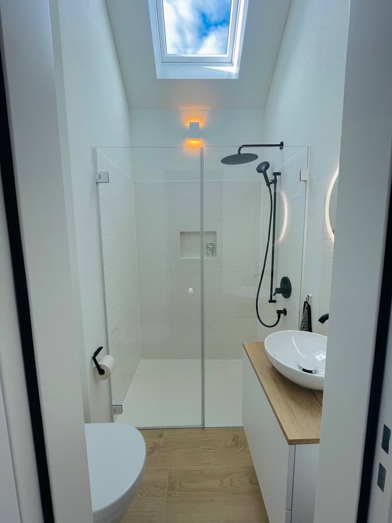 Badezimmer mit Dusch im Attikageschoss