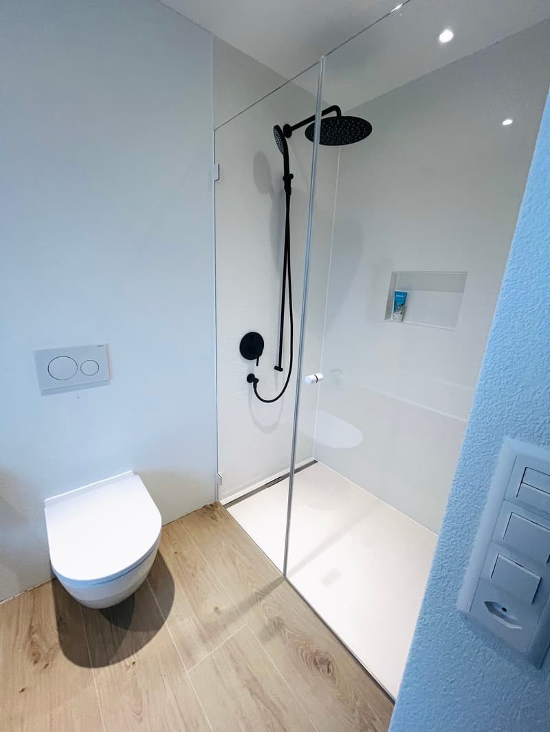 Badezimmer im 1. Obergeschoss mit begehbarer Dusche und Badewanne