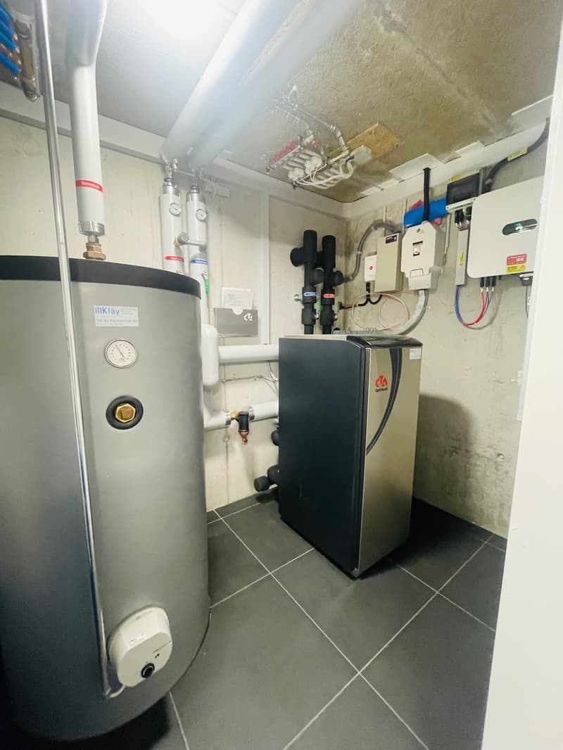 Technikraum mit Wärmepumpe Erdsonde und Boiler Warmwasseraufbereitung
