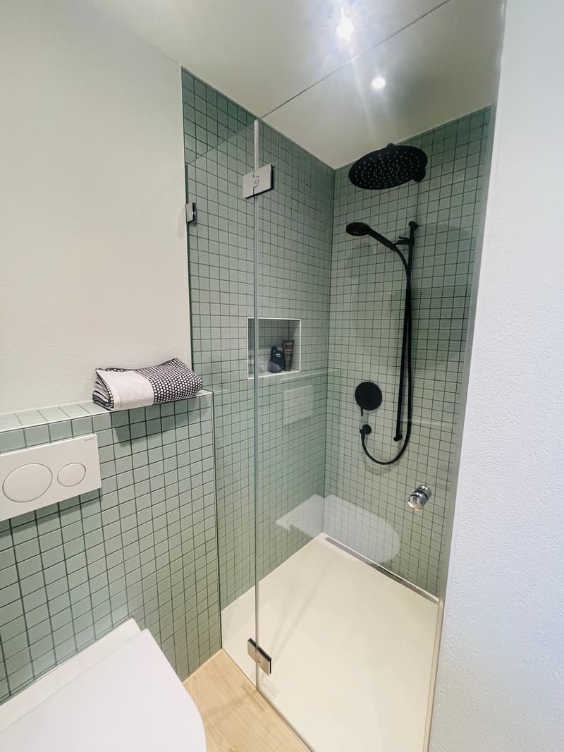 Badezimmer mit Dusche im UG