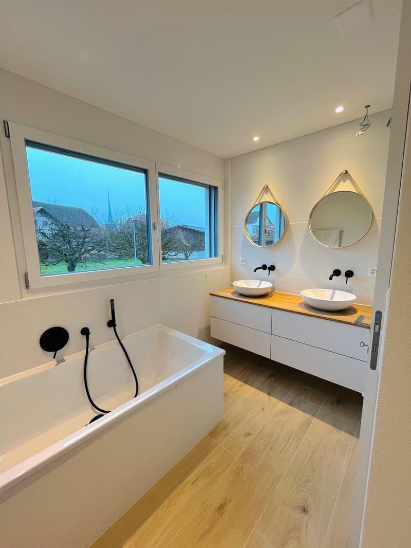 Badezimmer im 1. Obergeschoss mit Dusche und Badewanne