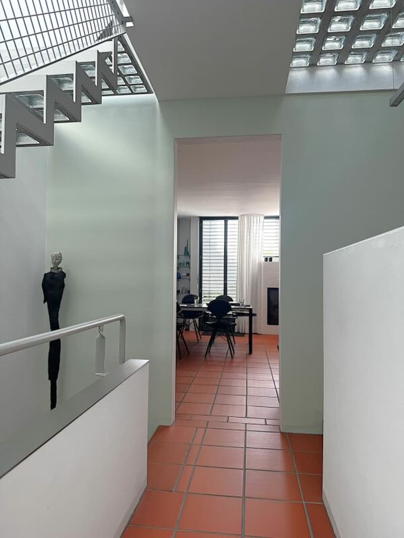 Zeitlose Architektur trifft auf überraschende Wohnqualität (17)