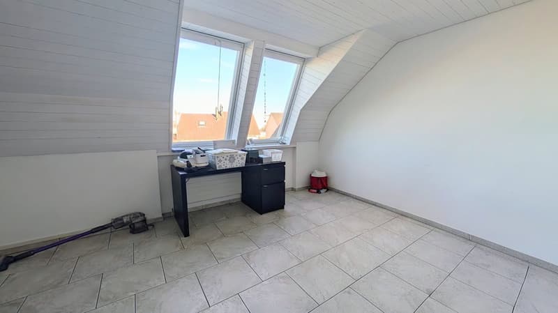 Lichtdurchflutet mit zwei Balkonen, Kamin & zwei Garagenboxen (17)