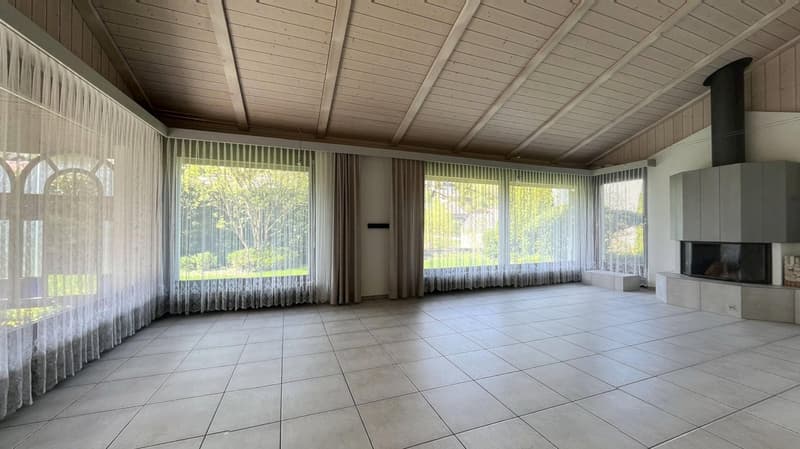large room, fireplace, large windows, tiled floor, curtains