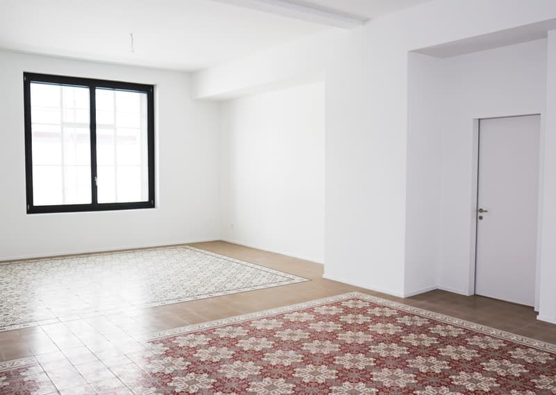 Grosszügige Wohnung mit einzigartigen Bodenplatten (1)