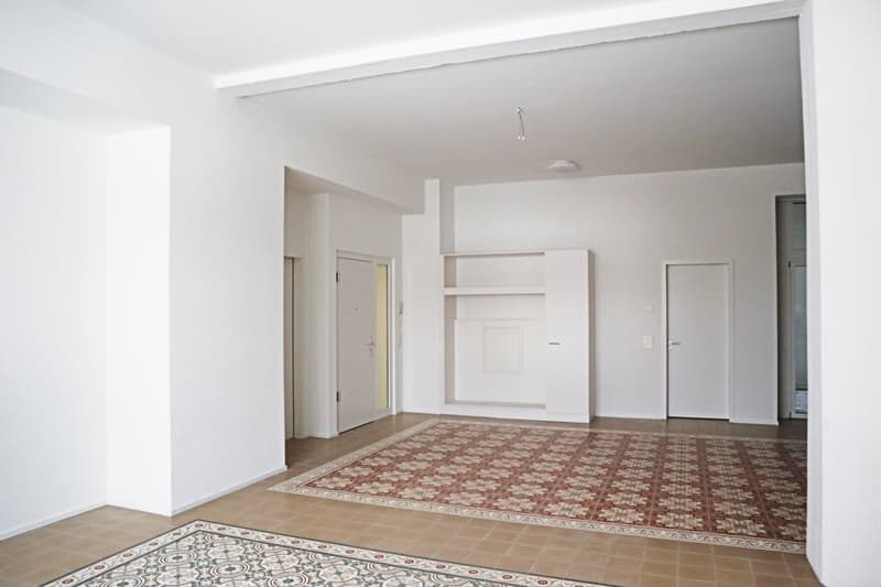 Grosszügige Wohnung mit einzigartigen Bodenplatten (2)