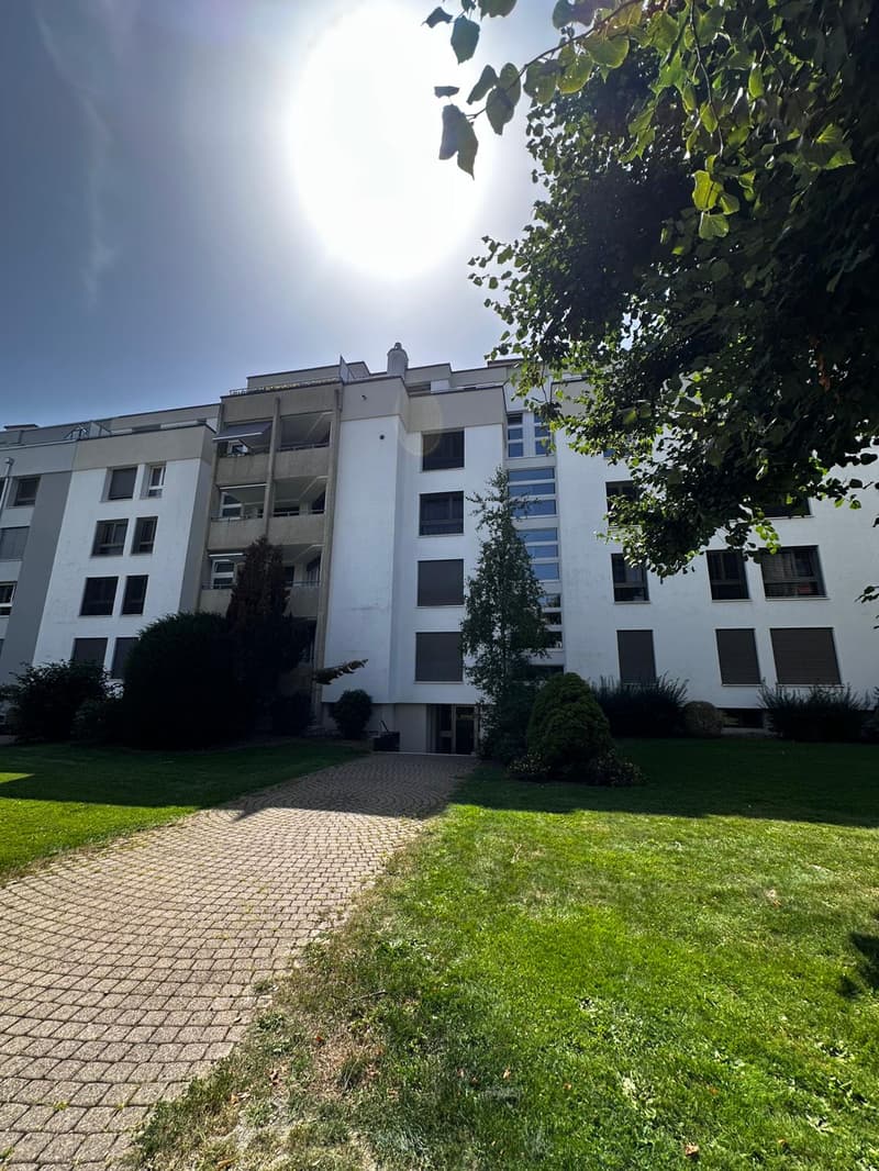 Appartement de 5 pièces fraîchement rénové au haut rez-de-chaussée avec balcon (1)