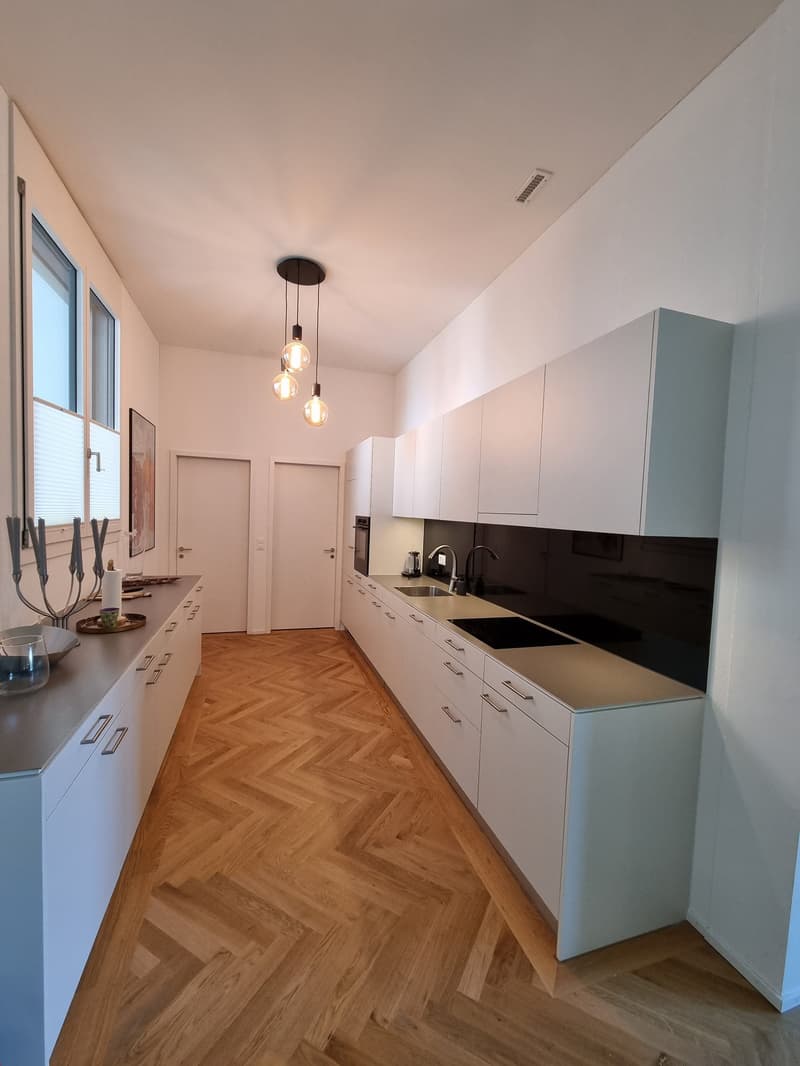 Moderne, stilvoll möblierte 4.5-Zimmerwohnung mit hochwertiger Ausstattung (2)