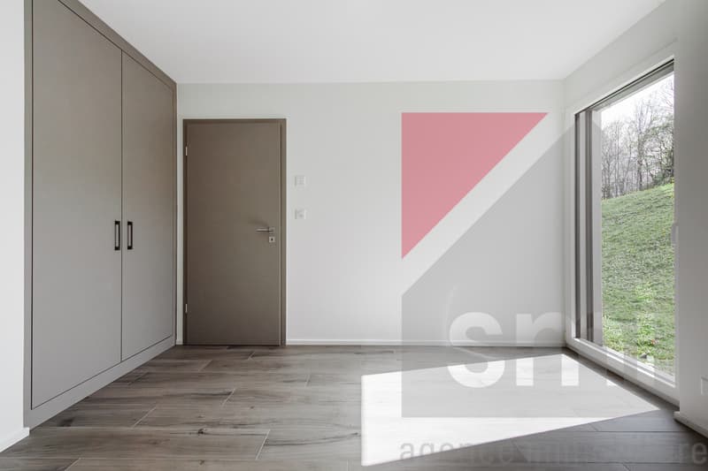 Chambre avec armoire encastrée