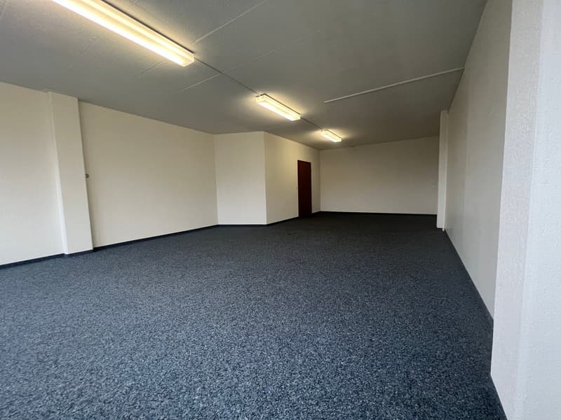 Espace commercial accessible en fauteuil roulant dans le centre de Frutigen (3)