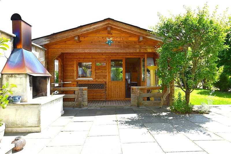 Garten-Cheminée mit grossem Garten-Haus