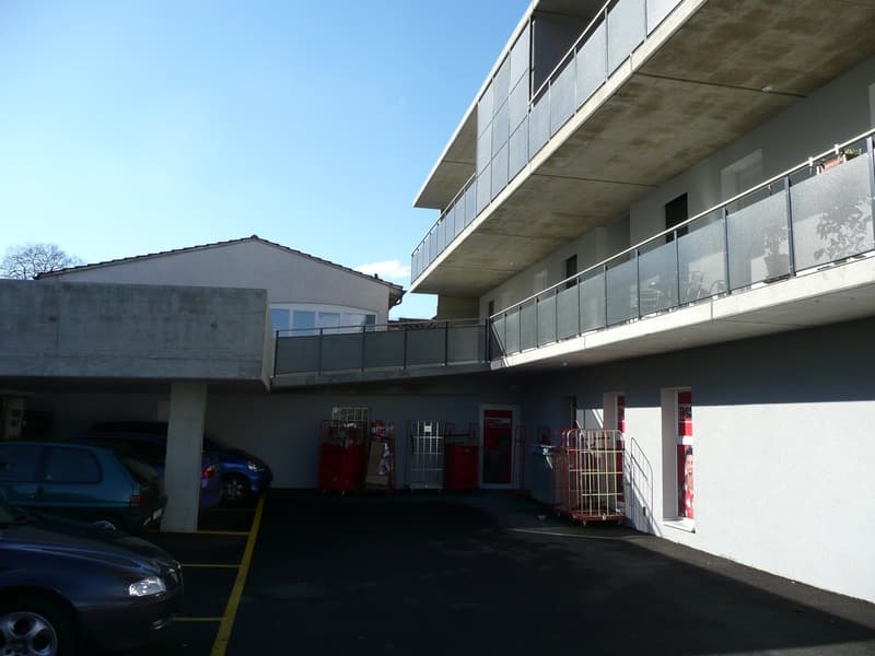 Rückseite des Gebäudes mit Aussenparkplätzen