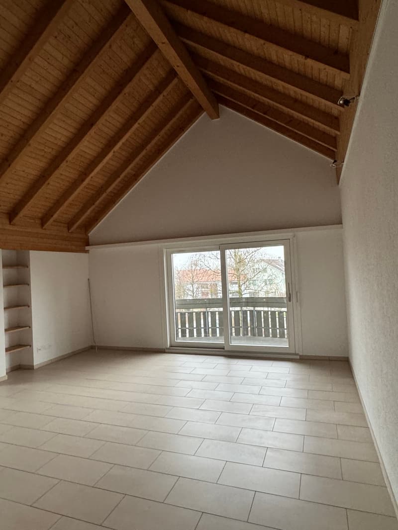 Teilsanierte und charmante Dachwohnung mit Balkon und Weitsicht (1)
