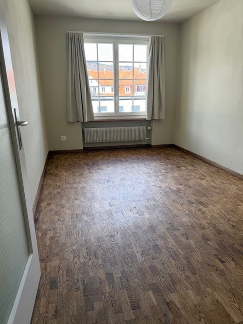 Living in Stedtli Nidau - partially renovated 1-room apartment (4)