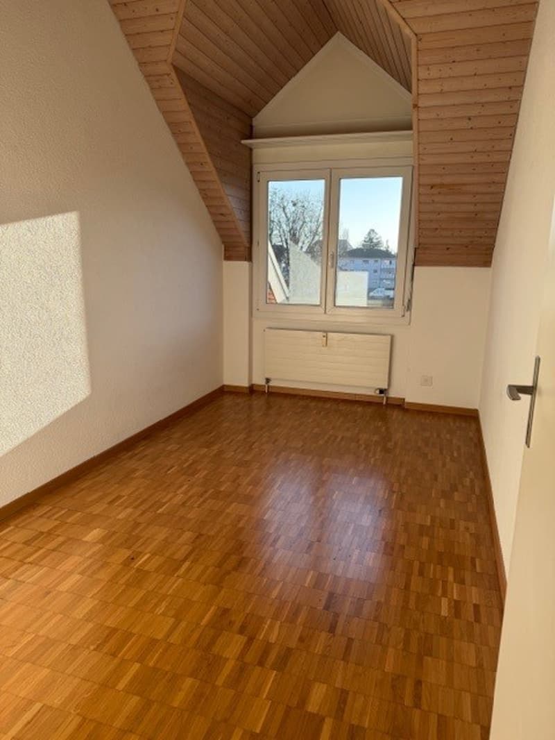 empty room, wooden floor, white walls, wooden ceiling, window, radiator