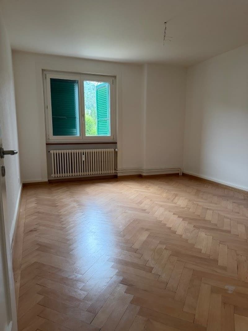 Charming 4-room old building apartment with balcony and lake view in Biel (2)