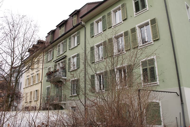 Appartement 2.5 pièces spacieux dans un immeuble ancien, environ 85m2 avec grand balcon (2)