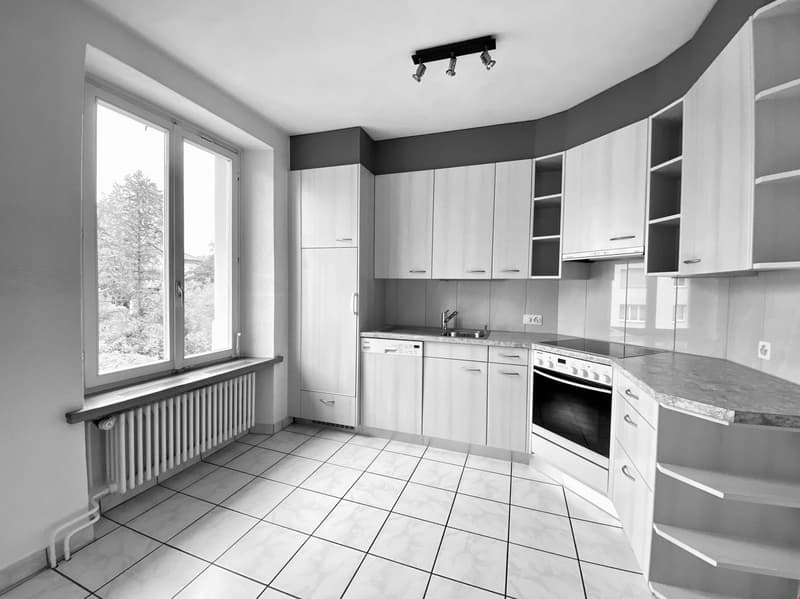 Appartement 2.5 pièces spacieux dans un immeuble ancien, environ 85m2 avec grand balcon (4)