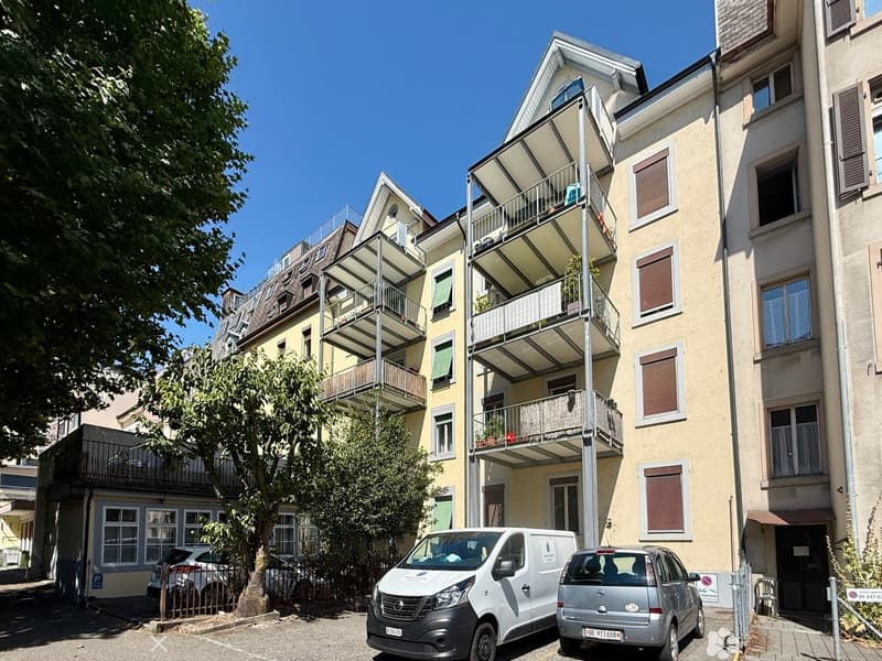 Charmante 3-Zimmer-Altbauwohnung mit Balkon in Biel – ab sofort verfügbar (2)
