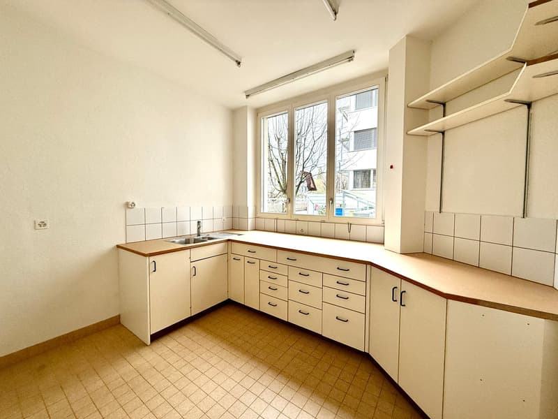 Stilvolle Gewerbefläche in Biel-Mett – ideal für Beauty, Praxis oder Büro (9)