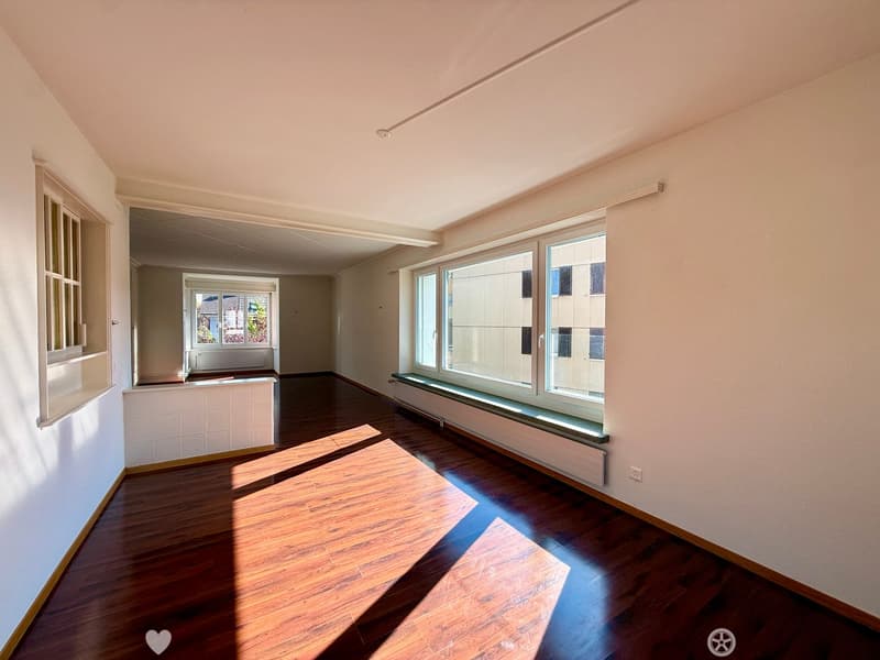 Grosszügige 2.5-Zimmer-Wohnung mit 100 m² und Wintergarten-Charakter (4)