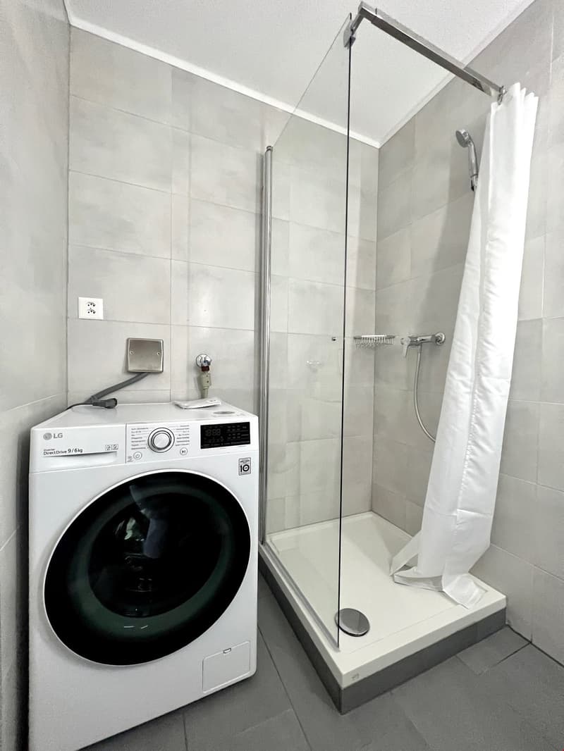 Renovierte und grosszuegige 2.5 Zwg mit Balkon und Waschmachine (6)