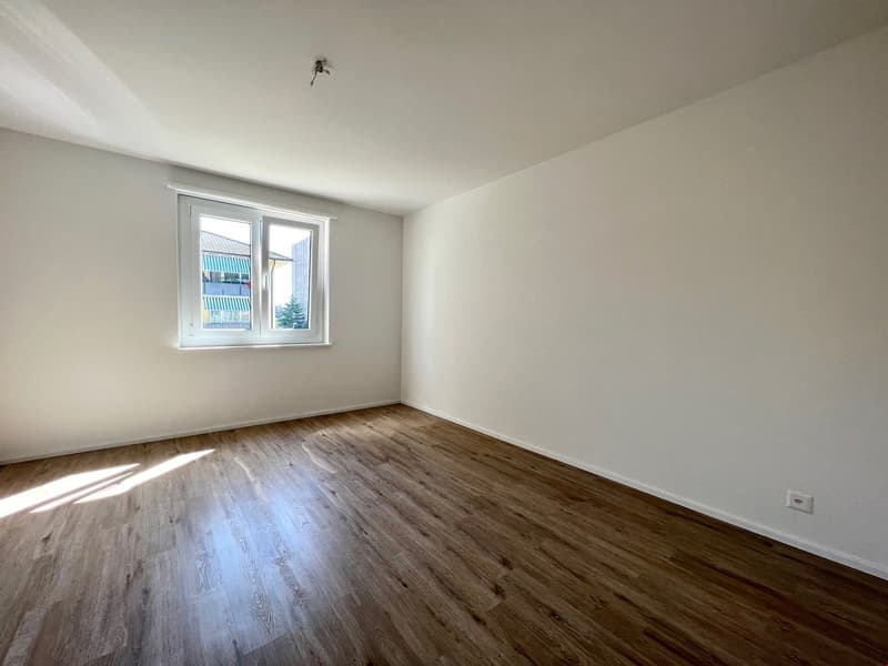 Renovierte und grosszuegige 2.5 Zwg mit Balkon und Waschmachine (3)