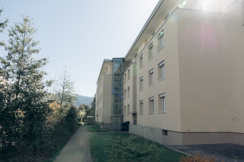 Modern 4-room attic apartment with fireplace in Thun (4)