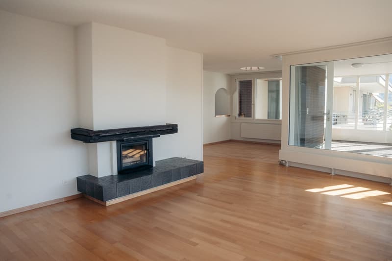 Modern 4-room attic apartment with fireplace in Thun (16)