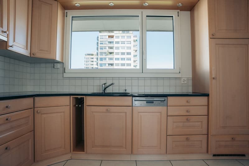 Modern 4-room attic apartment with fireplace in Thun (7)